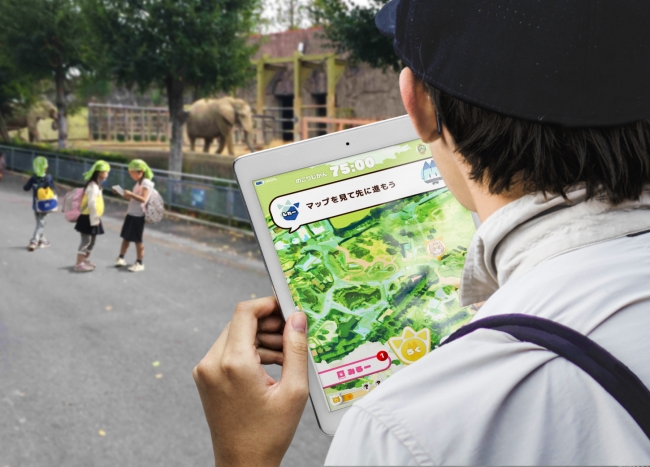 タブレットは位置情報と連動しています。 ゲーム参加者はタブレット上のマップを見ながら、実際の動物園を周遊してゲームを進めていきます。 ※画像はゲーム参加イメージです。
